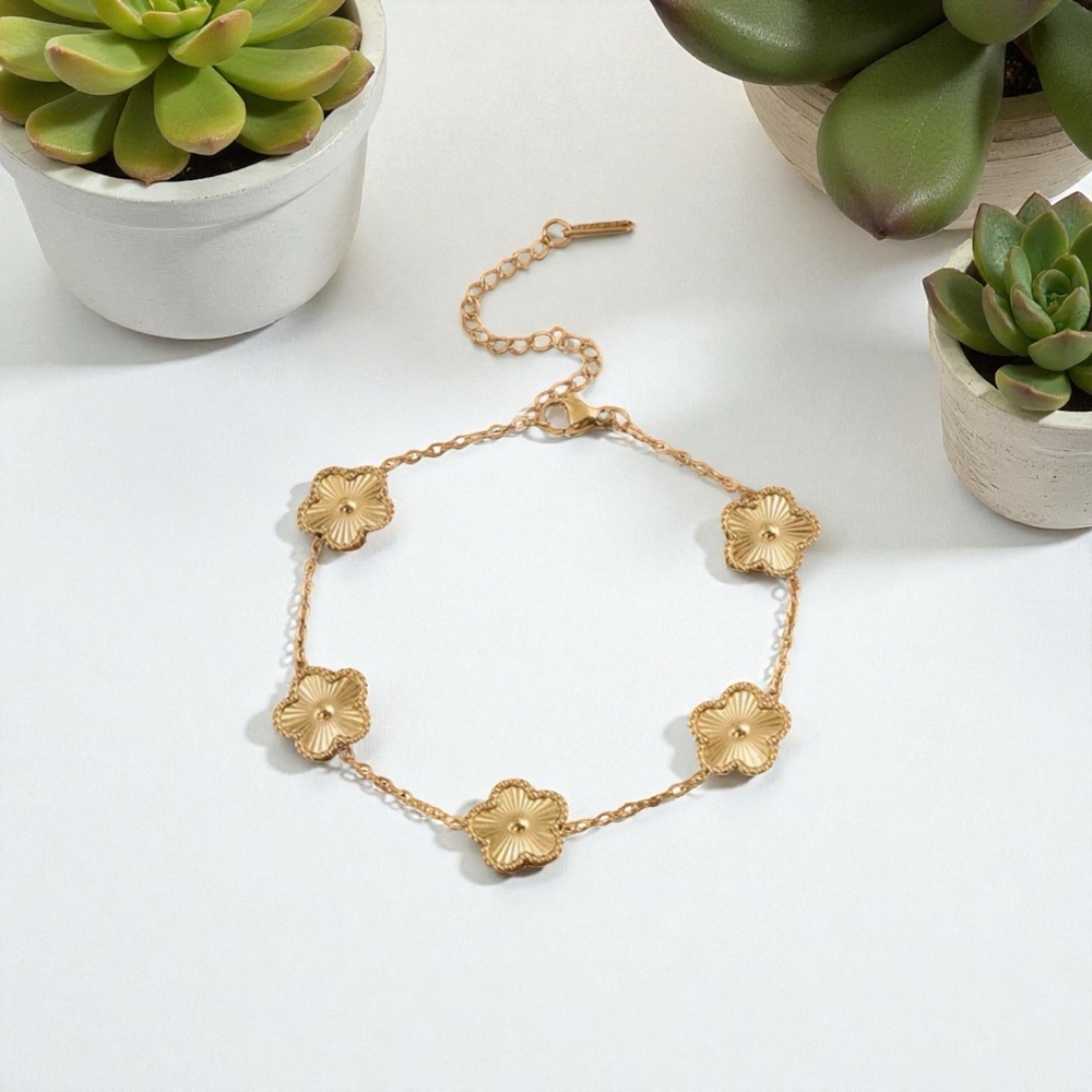 ✅NEW✅ 18K Gold Plated Stainless Steel Floral Bracelet (Gold)